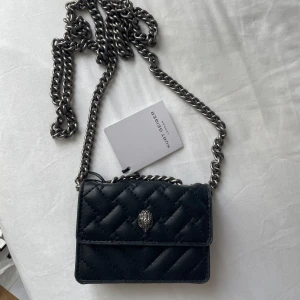 Kurt Geiger väska  - Helt ny väska från Kurt Geiger med lapp och allt kvar. Oanvänd såklart, säljer då den tyvärr inte är min stil och fick den i present💞 Hoppas på att den hamnar hos någon som får användning av den då det är en väldigt snygg väska. Den är i mini size, perfekt väska för fest då den rymmer det nödvändigaste