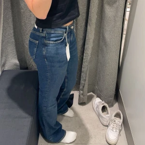  Bootcut jeans - Snygga blå jeans med bootcut-snitt och klassisk femficksdesign. Jeansen har normal pasfrom. Inte mycket använda därav som nya. Köpta på mango i Stockholm