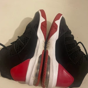Nike Jordan skor  - Röd svarta Nike Jordan skor som knappt är använda. Lite smutsiga som går att torka bort enkelt! Skorna är i storlek 40. Hör av er vid fler frågor💕