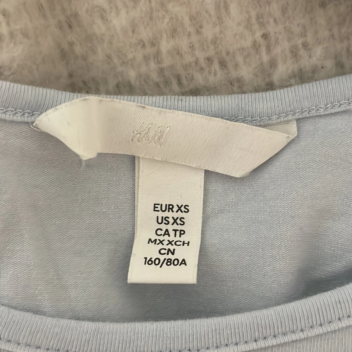 Ljusblå topp med puffärmar från H&M - 2