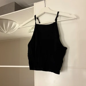 Svart topp - Snygg svart ärmlös linnetopp med smala axelband. Hör av er vid funderingar eller om ni vill ha bilder med hur plagget sitter på mig. Titta gärna in mina andra plagg!