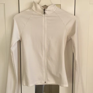 Vit zip tröja  - Snygg zip tröja från Nelly, storlek S