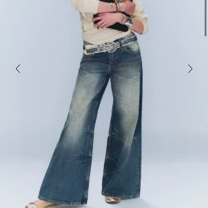 Blå vida jeans från Cheap Monday - Snygga blå jeans från Cheap Monday. De har en vid passform och är lågmidjade! Köpte helt fel storlek. Aldrig använda. Pris kan diskuteras vid snabbt köp :)