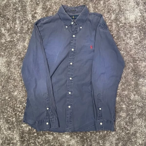  skjorta från Ralph Lauren storlek L - Snygg blå skjorta från Ralph Lauren i slim fit, inga defekter storlek L