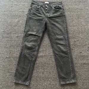 Svarta jeans från Zara - Snygga svart/gråa jeans från Zara i en klassisk straight fit. Jag är 180 cm lång