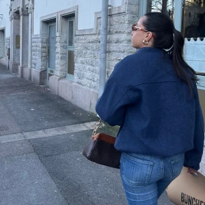 Blå lager 157 jacka - Trendiga och billiga lager 157 jackan. Snygg blå bomber/ tröj jacka. Snygg och avslappnad stil. Använt endast 2 gånger