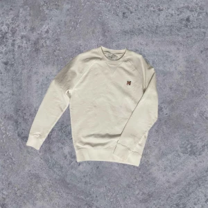 Maison Kitsune Sweatshirt - Säljer en vit sweatshirt från Maison Kitsune 🦊 Endast provad 💯Sitter medium true to size 🤩Pris kan diskuteras ‼️
