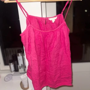Rosa linne🩷 - Säljer en snygg rosa linnetopp från H&M. Toppen har smala axelband och en luftig passform. Toppen har används 3-4 gånger och har även tvättats två gånger(tvättar alltid plaggen jag säljer innan fraktning) och skriv om det finns några frågor och priset kan alltid diskuteras!❤️❤️