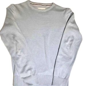 Ljusblå tröja från Pier One - Säljer en stilren ljusblå tröja från Pier One. Tröjan har en klassisk rund hals och långa ärmar, perfekt för en avslappnad look. Den är tillverkad i ett mjukt material som känns skönt mot huden. Ny pris 350 kr. Använd endast 1 gång.