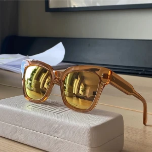 Chimis 005 Peach LÅNADE BILDER  - Snygga solglasögon från chimi Perfekta för att ge en trendig touch till din stil. Kommer med ett stilrent fodral för säker förvaring. Skriva fler bilder på till exempel bågarna och fler bilder på dom inga repor bra skick