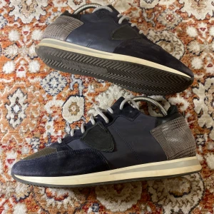 Philippe Model skor - Hej! Säljer nu mina skor från märket Philippe Model , storlek 40, bra skick. Givetvis äkta, Tveka inte på att höra av dig om du har frågor eller funderingar kring skorna!