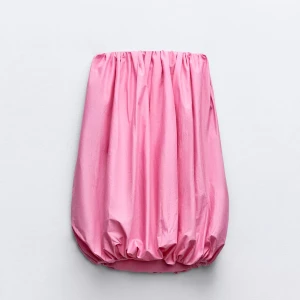 Rosa ballongklänning - Säljer en rosa ballongklänning. Säljer pga den inte kommit till användning, som ny och har prislappen kvar. 