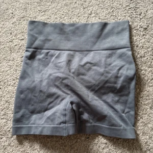 Gråa shorts med hög midja - Snygga gråa shorts med hög midja och ribbad linning. Perfekta för en avslappnad stil eller träning. De har en tight passform som framhäver figuren.