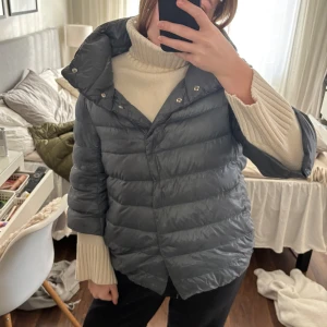 Herno jacka - Äkta Herno jacka, passar XS-L! Har defekter! En knapp saknas och en håller på att falla bort, även lappen är borta! Finns fläckar fram på den men ingenting som stör användingen! Skicka privat för bilder på defekterna🥰 Kom gärna också med bud, kan ta emot låga pris pga. Kvaliteten på jackan!😄