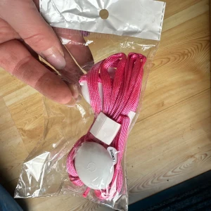 Rosa elastiska skosnören - Praktiska rosa elastiska skosnören med vit låsmekanism. Perfekta för sneakers eller andra skor där du vill ha en snabb och enkel snörning utan att behöva knyta. Kommer i en förpackning som gör dem lätta att förvara och använda.Blinkande Skosnören är i rosa färg och har inbyggda LED-lampor och batterier som när du aktiverar dem börjar blinka med starka färger. En förpackning innehåller 2 st skosnören som båda lyser i samma färg.