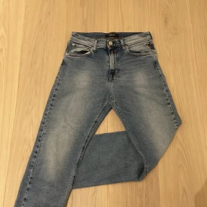 Blå jeans från Replay - Tjena! Säljder dessa feta jeans från replay eftersom att dom är lite små. Pris kan diskuteras!