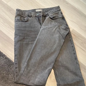 Grå jeansbyxor - Snygga grå jeansbyxor med klassisk design. De har en dragkedja och knapp framtill samt femficksmodell. Är lite straight med en låg midja!❤️