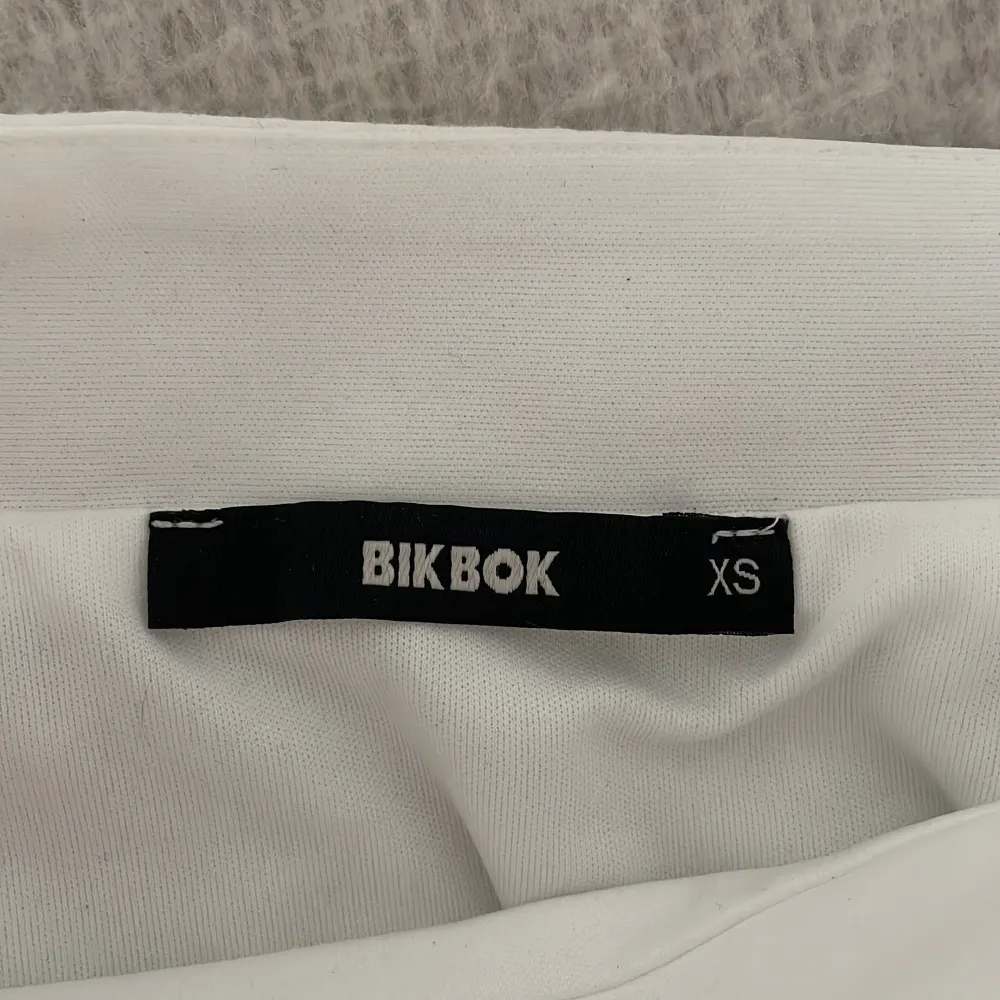 Säljer en söt vit kjol från Bik Bok i storlek XS. Kjolen har en volangdetalj längst ner och en söm på ena sidan 💓 . Hameet.