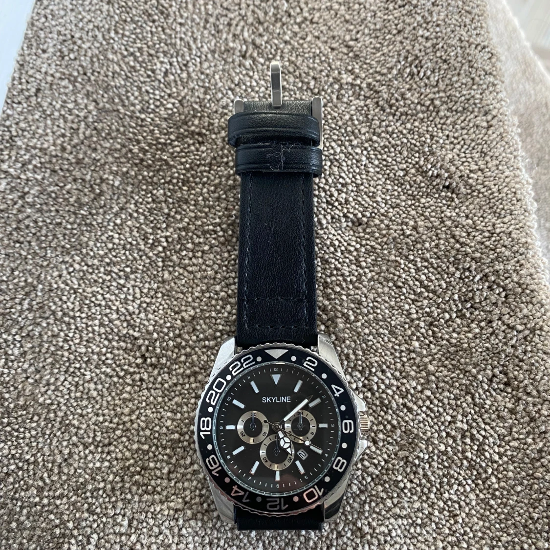 Svart klocka från Skyline - 1