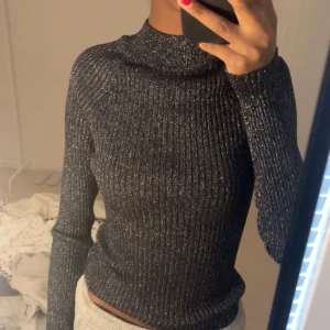 Glittrig hm topp - Glittrig tajt topp ifrån hm i storlek xs! Endast prövad så den är i nyskick😊 