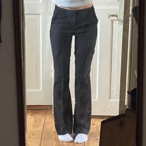 Lågmidjade kostymbyxor - Bootcut kostymbyxor med låg midja. Knappt använda så dom är som nya⭐️☺️