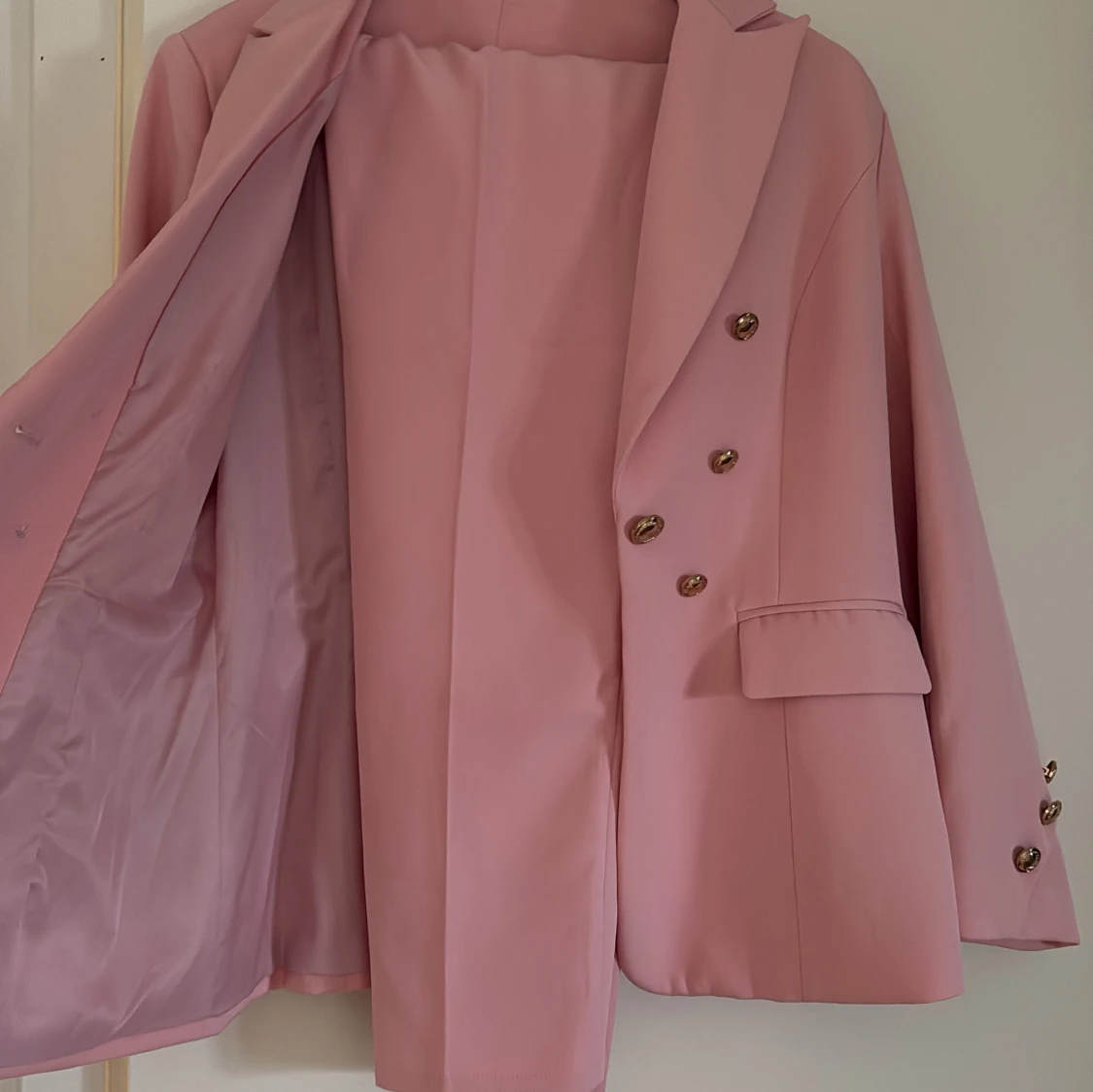 Rosa kavaj med guldknappar - 1