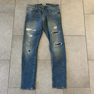 Jack&jones jeans - Storlek W29 L32, snygga jeans från Jack&jones som är i ett väldigt bra skick, hör av er vid frågor samt övriga funderingar 