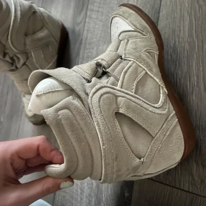 Isabel Marant beiga - Säljer mina isabel marant i bra skick! Skorna är i storlek 35 men passar mig som vanligtvis har 37. Skriv vid frågor eller egna bilder😍
