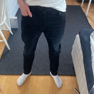 Svarta Dondup jeans - Snygga svarta Dondup jeans med en Slim passform. Tillverkade i en blandning av bomull och polyester för en bekväm känsla. Perfekta för en stilren look. Nypris ca 3500 kr! I princip nyskick endast använda fåtalet gånger😁🙌