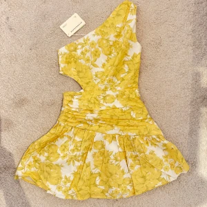 Gul blommig klänning från peppermayo - Säljer en superfin gul blommig klänning från peppermayo. Den har en unik oneshoulder-design och en härlig volangdetalj i kjolen. Perfekt för sommarens alla tillfällen! 🌼