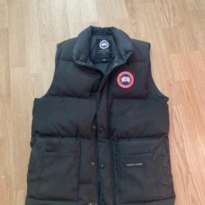 Canada Goose Väst - Jättebra Canada Goose Väst, lite smutsig men det går att tvätta. Använd ett par gånger, jättebra skick! Funkar precis som den ska, även med minimala ”skador”!  Storleken är XS, dock har jag S och den passar utmärkt på mig!