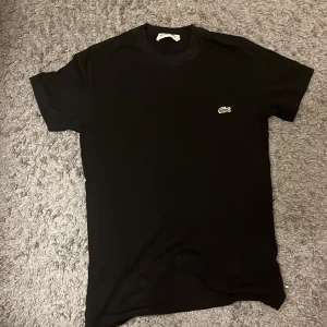 Svart t-shirt från Lacoste. STORLEK S - Svart Lacoste T-shirt. PRISET KAN DISKUTERAS