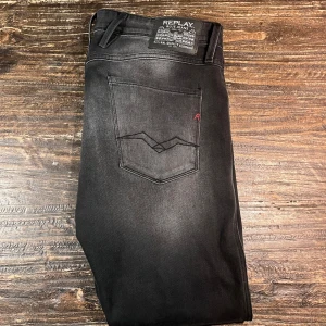 Replay Anbass - En par schyssta svarta replay jeans! Använt ett fåtal gånger då jag inte tycker dem passar mig så bra! Alltså väldigt bra skick. Storlek 34/30