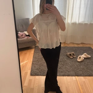 Vit blus med spetsdetaljer - Säljer nu denna otroligt söta blusen med fina broderade detaljer!! Väldigt fin luftig pass form. Materialet är tunt vilket passar för finare tillfällen då bh syns igenom som i mesh tyg💞💞💞storlek s-m skulle jag säga beroende på hur man vill den ska sitta🙏🏼super fin till sommaren och exempelvis jeans kjol