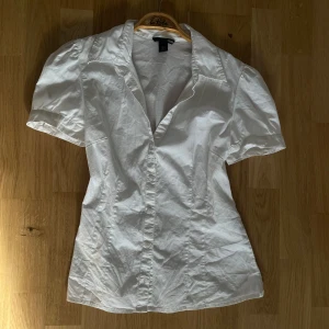 Vit kortärmad blus - vit figursydd (tight på kroppen) skjorta med kortärmat från gamla h&m i strl 36