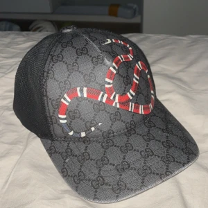 Gucci snake keps - Gucci snake keps i bra skick. Skriv vid eventuella frågor. Fixar bra priser till snabb affär