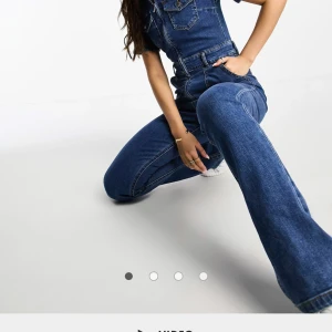 Blå jeans jumpsuit - Snygg blå jeans jumpsuit med dragkedja framtill och hög midja. Den har en tight passform och raka ben. Köptes 2023 och har endast används 2 gånger. Skriv för mer bilder💞💞
