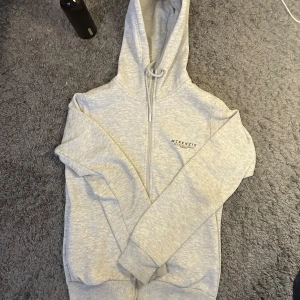 Grå Mckenzie hoodie. STORLEK S - STORLEK S. En grå McKenzie hoodie som har blivit för liten för mig. Hög kvalité tröja som passar till nästan all stil. Har använts förr och har varit lika snygg som alltid! Jätte skön att ha på sig och soft. Priset kan diskuteras.