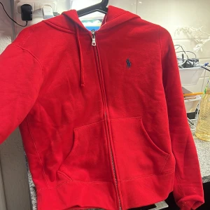 Röd hoodie från Ralph Lauren - ÄKTA från USA, Säljer en snygg röd hoodie från Ralph Lauren med dragkedja och huva i jättebra skick!!