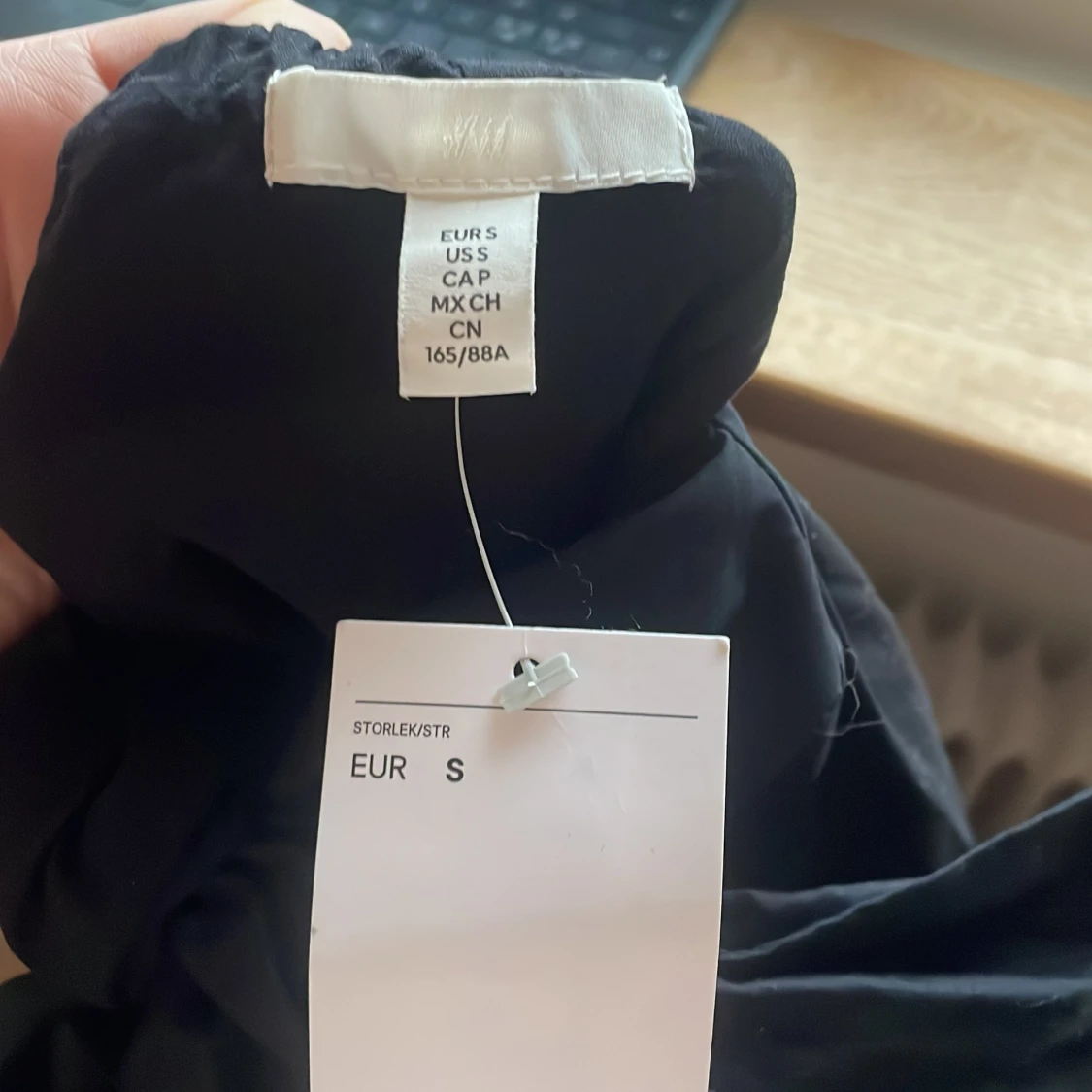 Svart klänning med puffärmar - 2