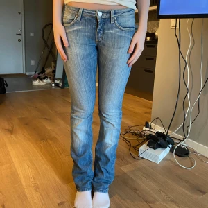 Blå jeans från Acne Jeans - Snygga blå jeans från Acne, lågmidjade och sitter jättefint pris kan diskuteras 