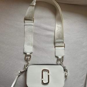 Marc Jacobs väska som aldrig kommit till användning och har även prislapp kvar. Skriv för fler bilder. 