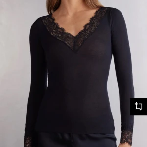 Svart intimmissimi tröja - Säljer min intimmissimi tröja då den inte kommer till andväning. Tröjan har ett hål i armhålan. Skriv om ni vill ha fler bilder eller har några frågar💘