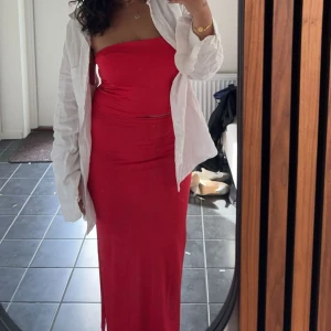 röd sett - röd sett från Bershka med slit på sidan, köpt förra sommaren och använt ett par gånger. pris kan alltid diskuteras 🌸 