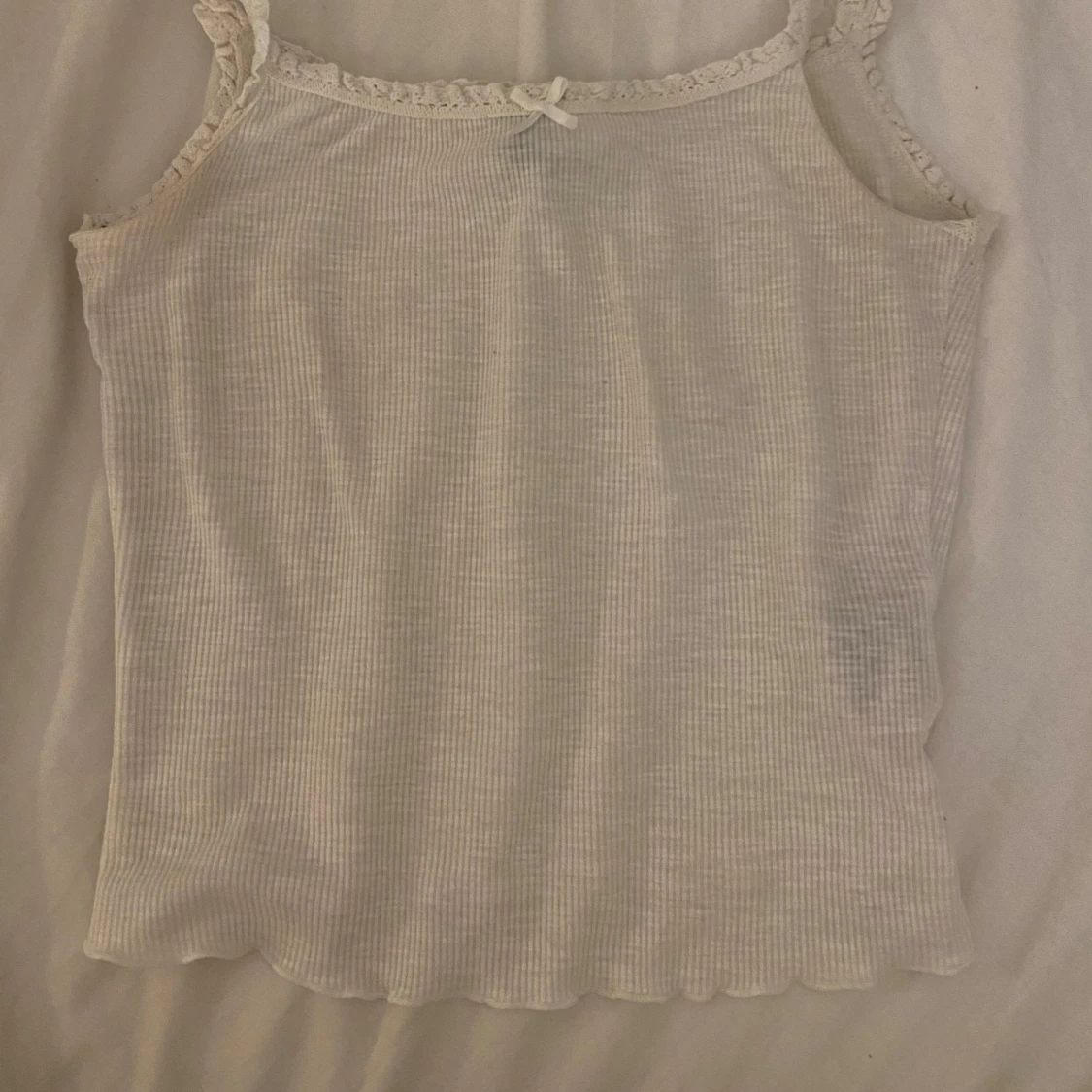 Vit ribbad linnetopp med spetsdetaljer - 1