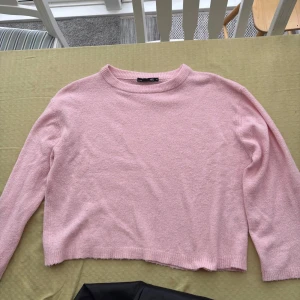 Rosa stickad tröja - Säljer en söt rosa stickad tröja med rund hals och långa ärmar. Tröjan är perfekt för en avslappnad stil. Passar bra till jeans eller kjol för en trendig look. 💖