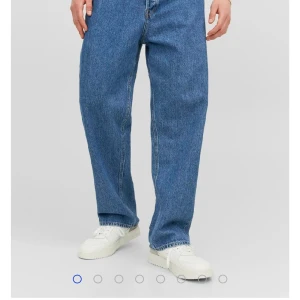Blå jeans från Jack & Jones - Skitsnygga baggy jeans från Jack & Jones. Köpte som present till min kille men de var tyvärr för små. Bara använda en gång. Kan hämtas på Södermalm eller skickas (köparen står för frakt).