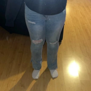 Ljusa jeans med slitningar från Shein - Snygga ljusa jeans från Shein med slitningar på knäna och en liten slits vid bensluten. Perfekta för en avslappnad stil. Använd få tal gånger 