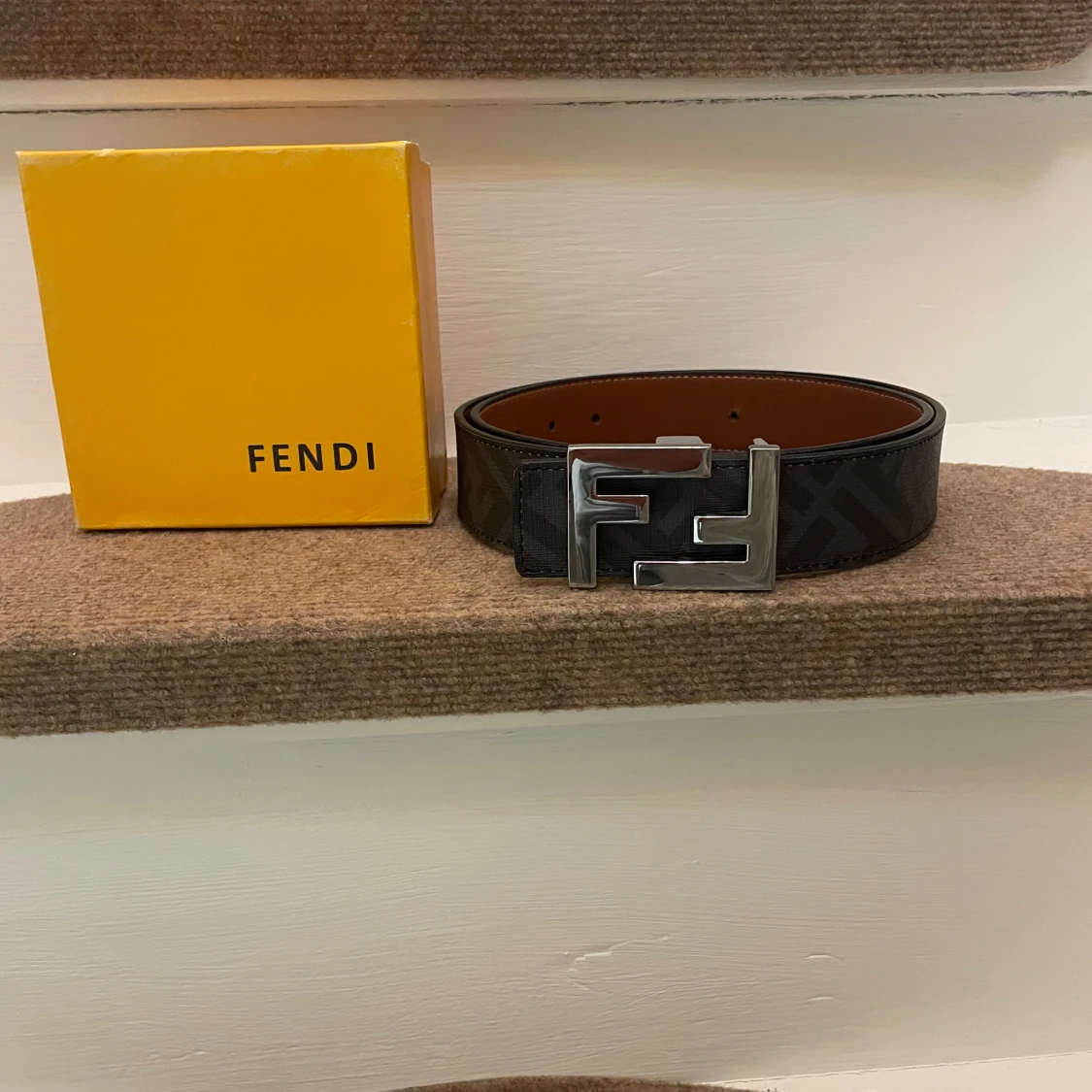 Svart bälte från Fendi med silverdetaljer - 2