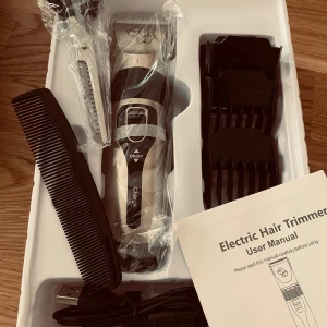 Sax Kam hundtrimmer USB - Säljer en elektrisk hundtrimmer med flera kammar för olika klipplängder. Perfekt för att hålla din hunds päls snygg och välvårdad. Inkluderar USB-laddningskabel och användarmanual. Lätt att använda och ger ett professionellt resultat hemma.